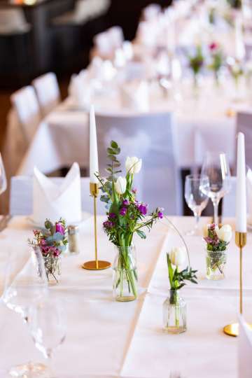 Hochzeit in bootshaus – Tisch-Dekoration mit Blumenschmuck