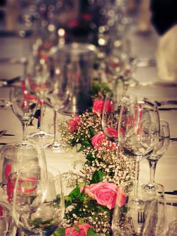 Hochzeit in bootshaus – Tisch-Dekoration mit Blumenschmuck